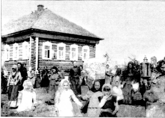 Крестный ход в деревне Платуново у дома Озеровых. До 1917 года. Этнографический музей кацкарей, ф. 14, оп. 1, ед. хр. 12