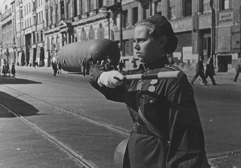 Советская регулировщица на проспекте 25-го Октября в Ленинграде. Автор: Борис Кудояров
