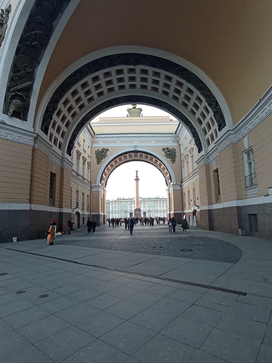 Вид из арки главного штаба на Дворцовую площадь