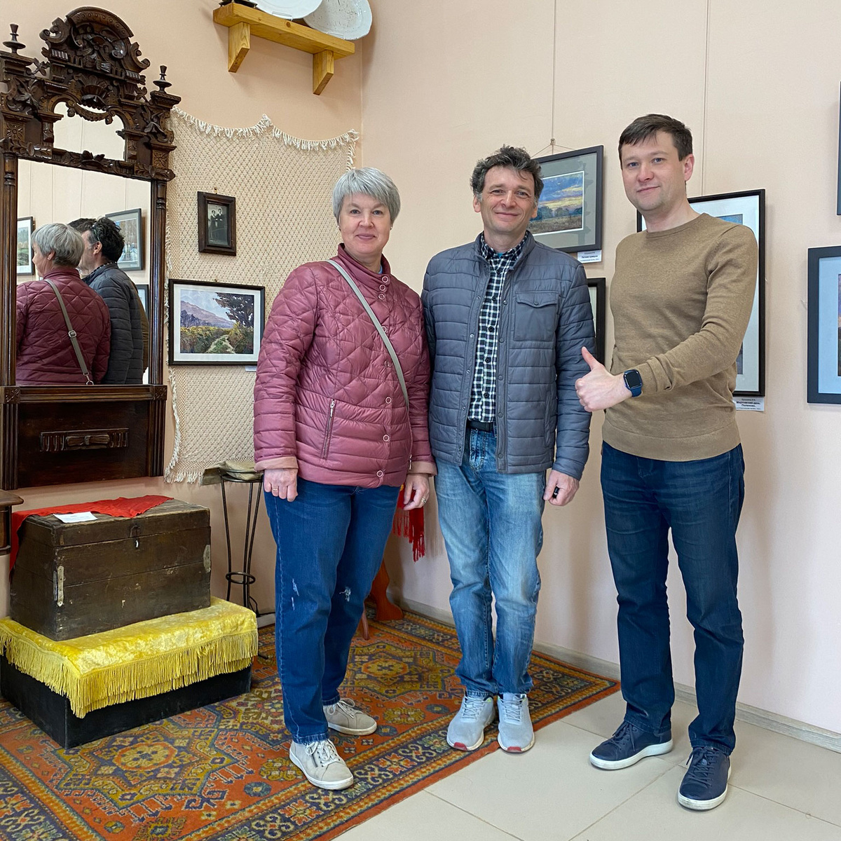 Слева - Евгений Александрович Шер с женой (Рыбинск Ярославской обл.), потомки мещан Шер, бывшая Земская Управа. Справа - Денис Махель, 6 мая 2023