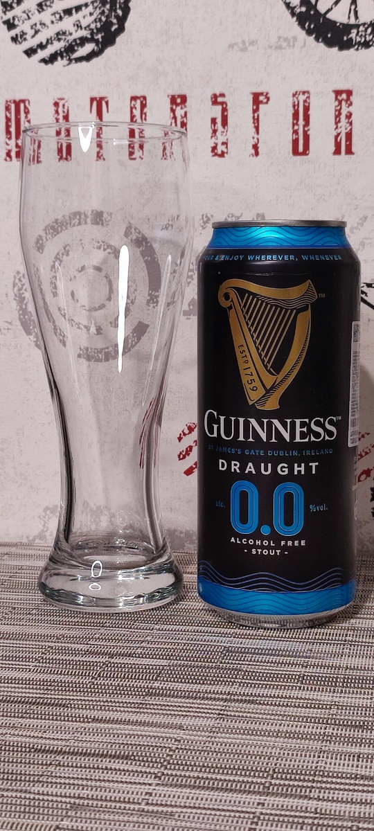 Безалкогольное пиво Guinness Draught с пенообразующим азотным шариком внутри.