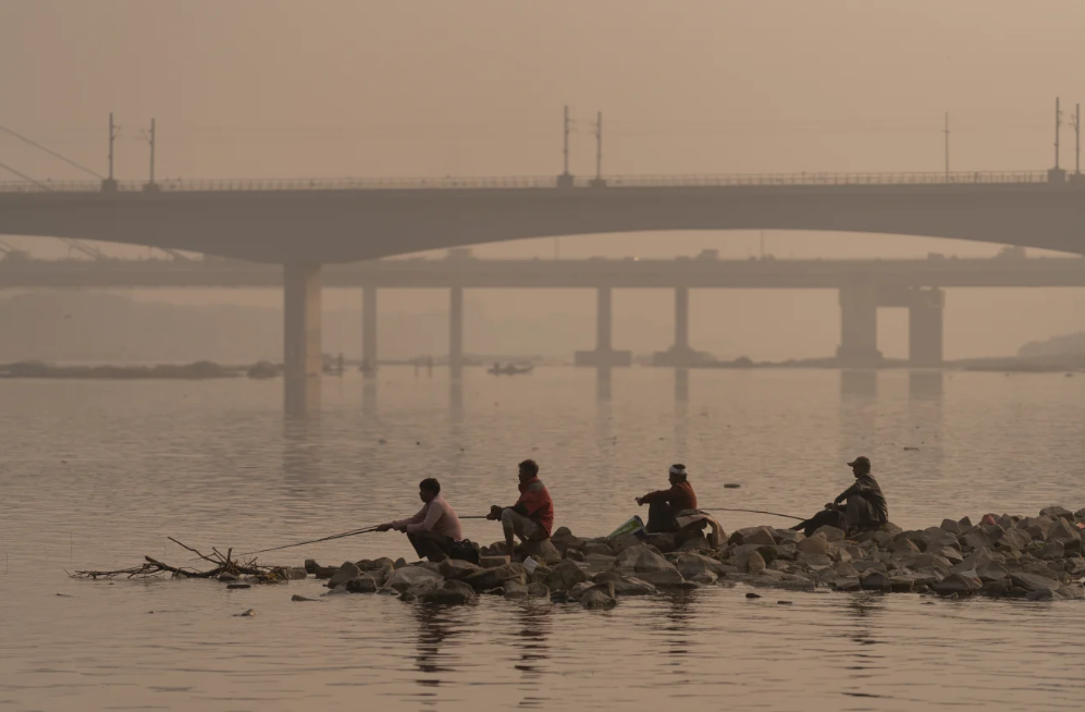 Это не речной туман над рыбаками, это смог
