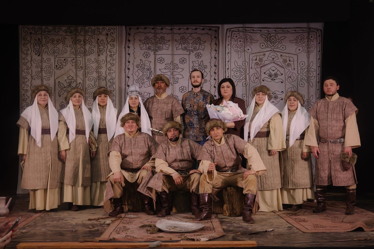    Булат Минкин и Гульфия Кокоева (в центре) с актерами. предоставлено Булатом Минкиным