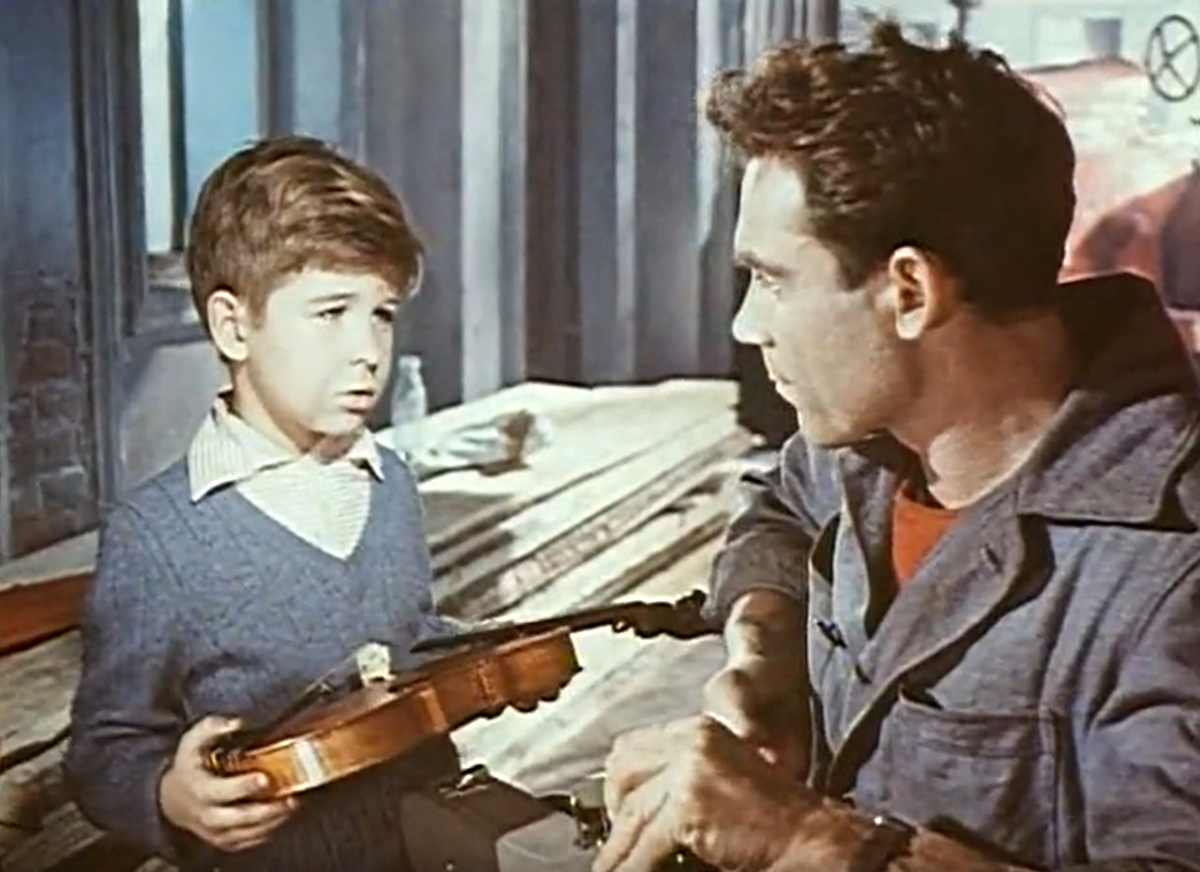 Кадр из кинофильма "Каток и скрипка", 1960 г., режиссер Андрей Тарковский, сценаристы Андрей Кончаловский, Андрей Тарковский, композитор Вячеслав Овчинников (скриншот)