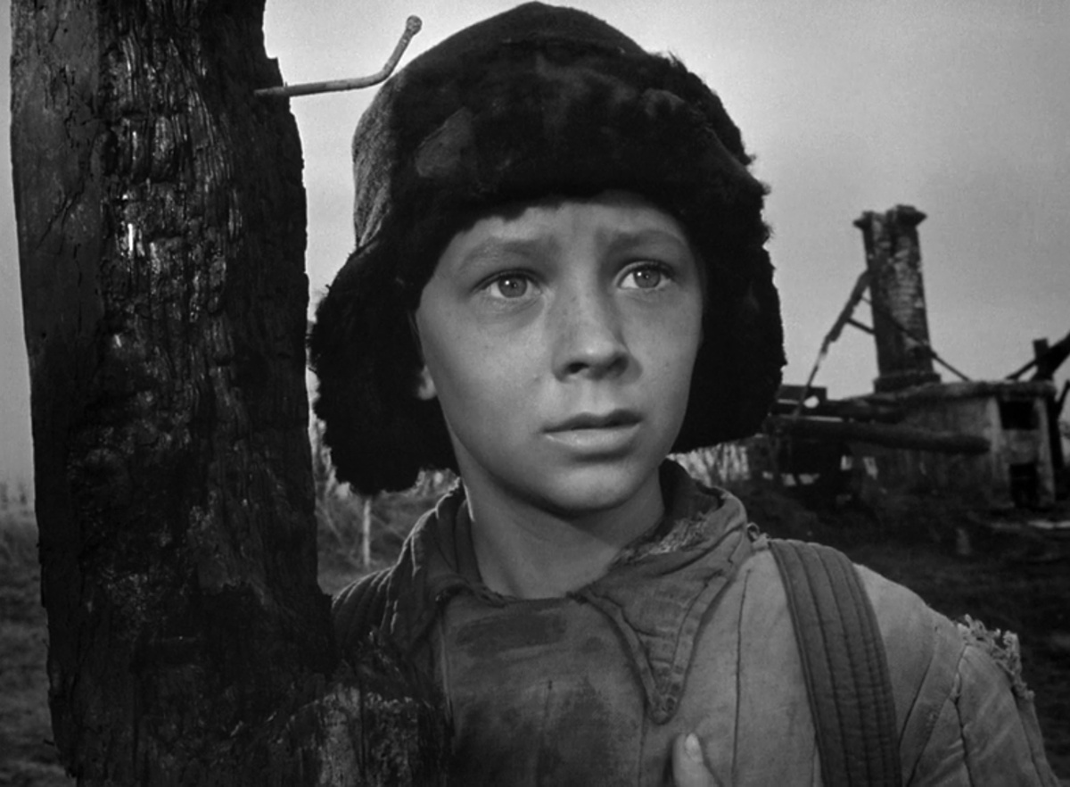 Кадр из кинофильма "Иваново детство", 1962 г., режиссер Андрей Тарковский, сценаристы Михаил Папава, Владимир Богомолов, оператор Вадим Юсов, композитор Вячеслав Овчинников (скриншот)