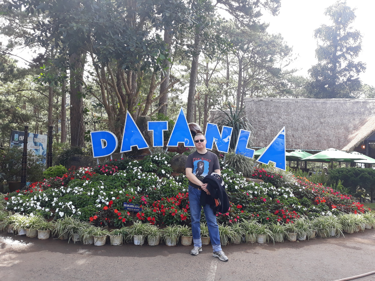 За парковкой клумба. Справа кассы и ресторан.