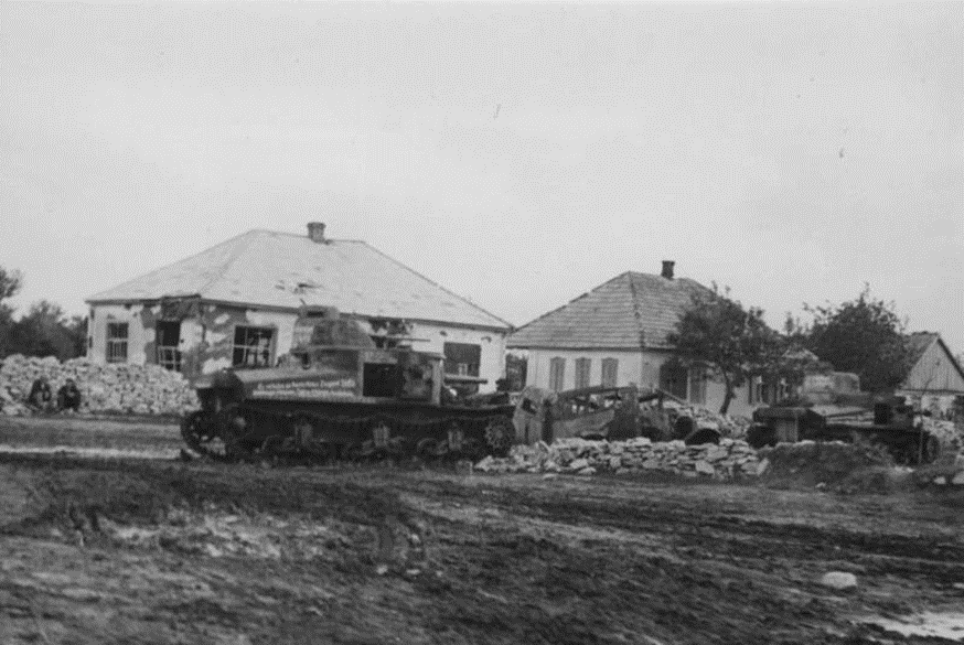 Подбитый М3c в украинском хуторе. Лето 1942 года. Взято с https://topwar.ru/154070-drugoj-lend-liz-tank-m3-li-trehjetazhnyj-koshmar.html