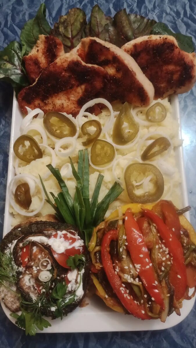 Образец оформления. Украшаем луком порей и перцем холапеньо.