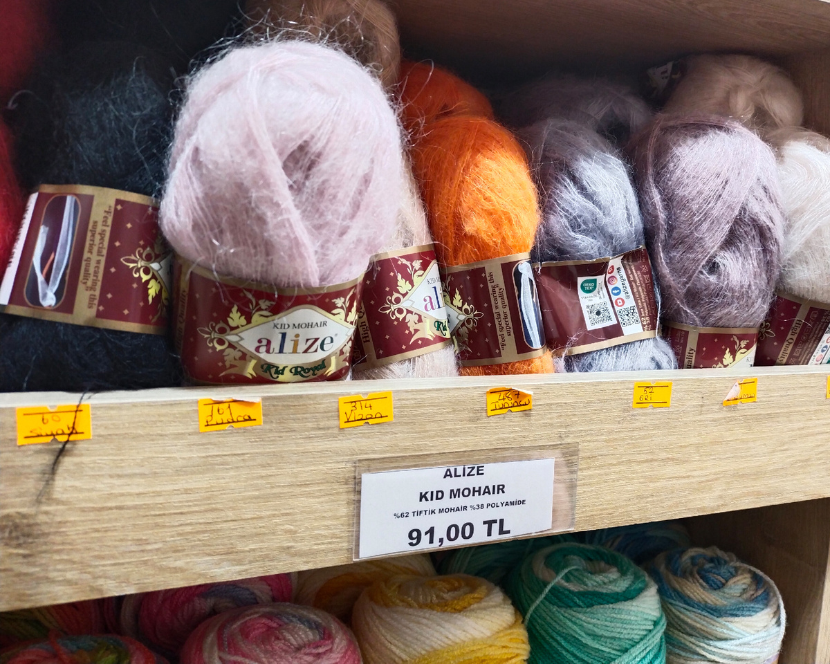 Фото из магазинчика в Кемере. Он небольшой, проходы узкие, поэтому фотографировать в нём не очень удобно