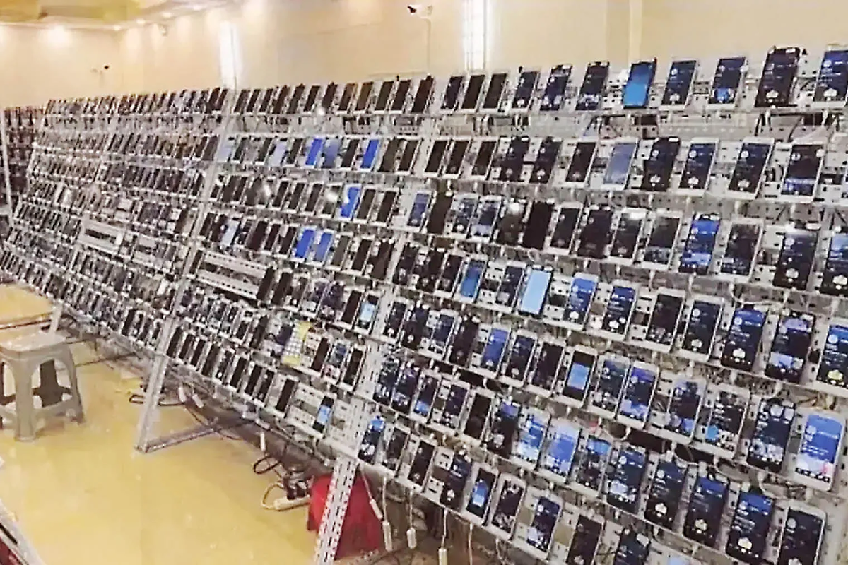 Подобные «телефонные фермы» могут быть настроены на непрерывное воспроизведение песен, что позволяет мошенническим путям завышать показатели прослушиваний. Фото: Министерство юстиции США