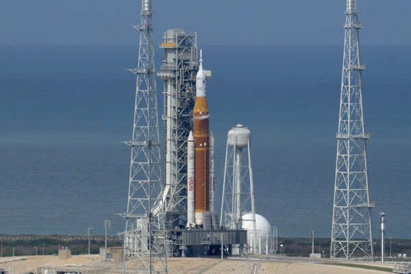 Ракета SLS перед запуском Artemis-2 / NASA (Public Domain)   📷