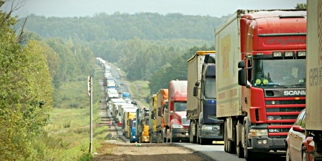 Колонны фур на трассе: 3 причины, о которых молчат дальнобойщики, но знает каждый водитель грузовика