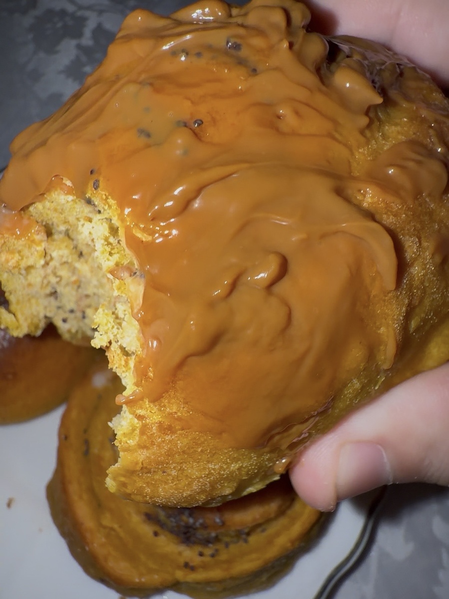 Иногда заходишь в магазин просто за хлебом, а выходишь с пакетом свежих булочек. Тёплые, мягкие, с румяной корочкой. И ловишь себя на мысли: почему они такие вкусные, хотя дома вроде бы делаешь всё по рецепту?

Я однажды заметил интересную вещь. Когда покупаешь самые обычные булочки без начинки — те самые, которые лежат в прозрачных пакетах — они почему-то съедаются быстрее любой «праздничной» выпечки.

1. Всё дело в запахе

Запах свежей выпечки действует почти магически. Даже если не собирался покупать ничего сладкого, аромат тёплого теста делает своё дело. Мозг автоматически связывает этот запах с чем-то уютным и домашним.

2. Простота вкуса

Иногда сложные десерты устаёшь есть. А обычная булочка — это просто мягкое тесто, немного сахара и лёгкая корочка. Такой вкус не надоедает.

3. Эффект «только из печи»

Во многих магазинах булочки пекут прямо на месте. Они могут быть самыми простыми, но когда берёшь их тёплыми — кажется, что это лучшая выпечка на свете.

Маленький эксперимент

Недавно решил проверить: купил обычные булочки без начинки и поставил их на стол к чаю. Никаких тортов, печенья и конфет.

Через десять минут тарелка была пустая.

Иногда самые простые вещи оказываются самыми вкусными.

А у вас так бывает — приходишь в магазин за хлебом, а уходишь с пакетом свежих булочек?
