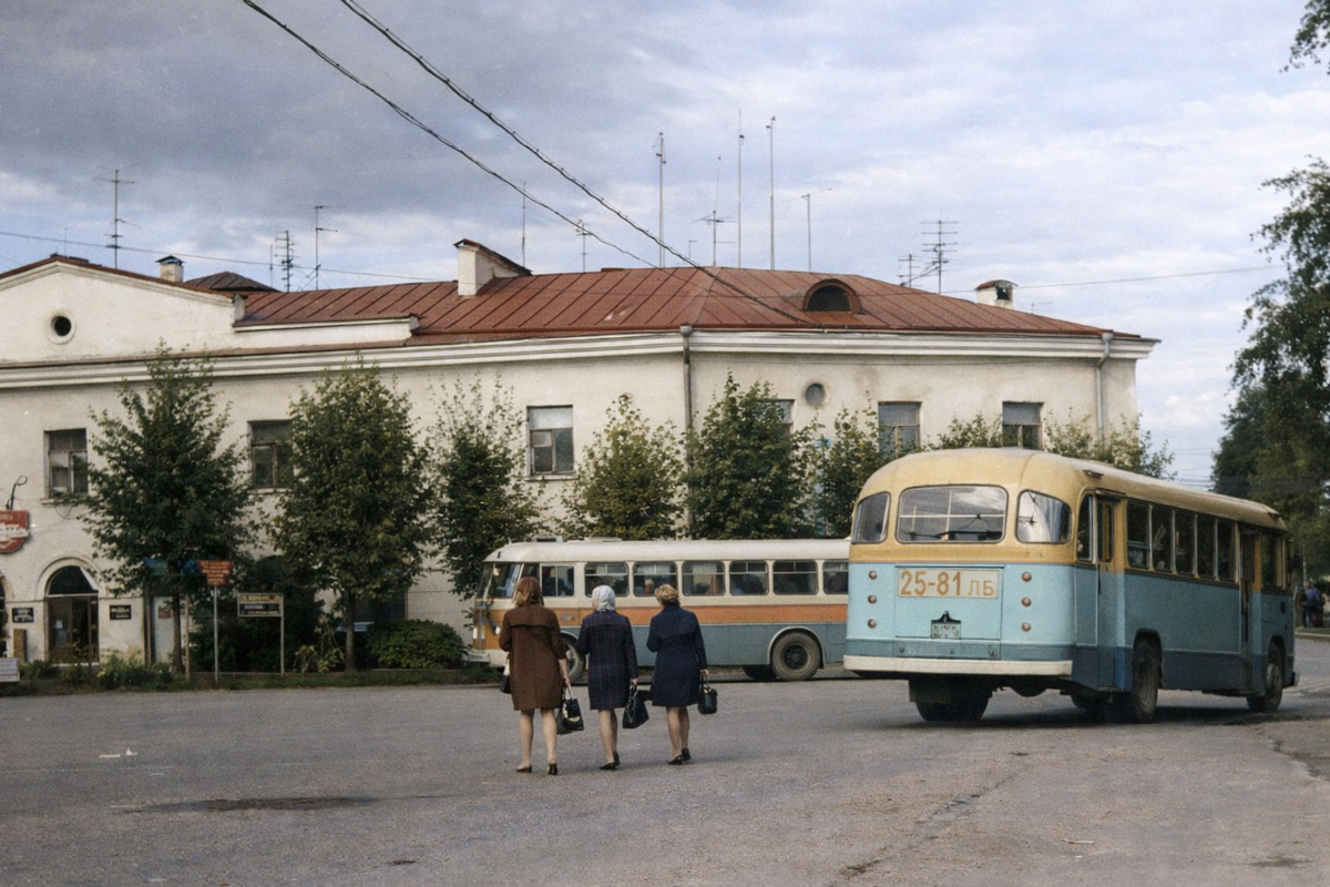 Центр города. Современное здание почты