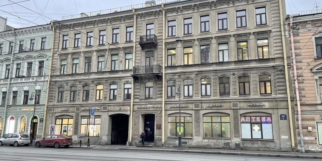 Контрастная псевдотрёхкомнатная квартира на Литейном проспекте