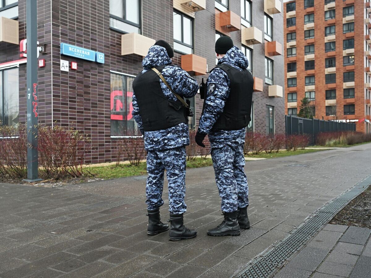    Сотрудники спецслужб работают на месте взрыва автомобиля Kia Sorento на парковке на улице Ясеневая в районе Орехово-Борисово | © РИА Новости / Алексей Майшев