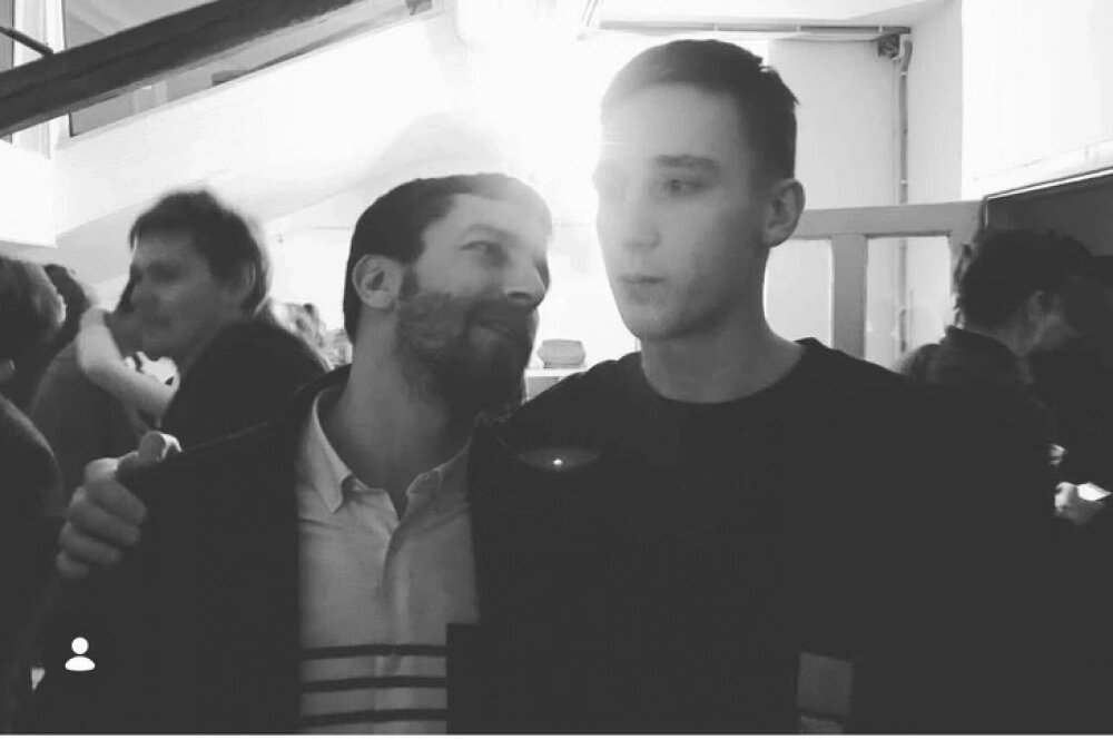    Актёр с сыном. У Тихона Котрелёва двое сыновей. Один из них, Пётр Котрелев, сообщил общественности о смерти отца в социальных сетях. Фото: соцсети