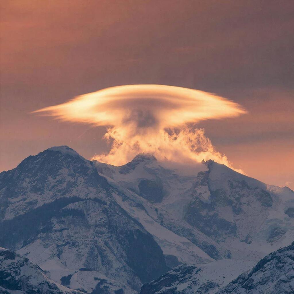 Лентикулярное облако над горой. Идеальная форма и полная неподвижность — сочетание, которое кажется неестественным.