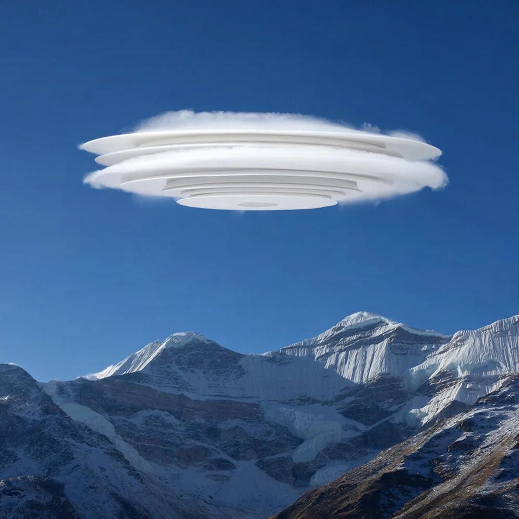 Несколько слоёв лентикулярных облаков друг над другом. Такие «стопки» возникают, когда воздушная волна имеет несколько гребней.