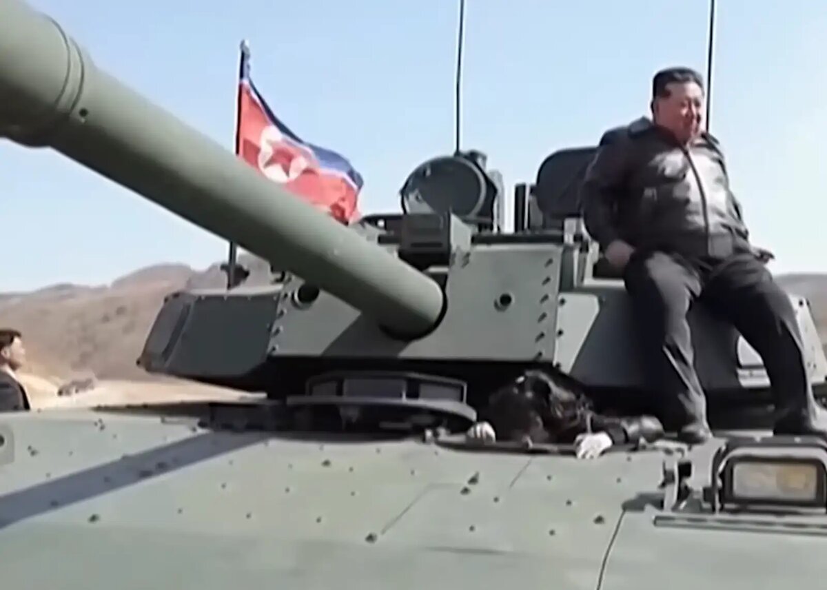    Ким Чен Ын инспектирует танк. © агентство KCNA, скриншот видео