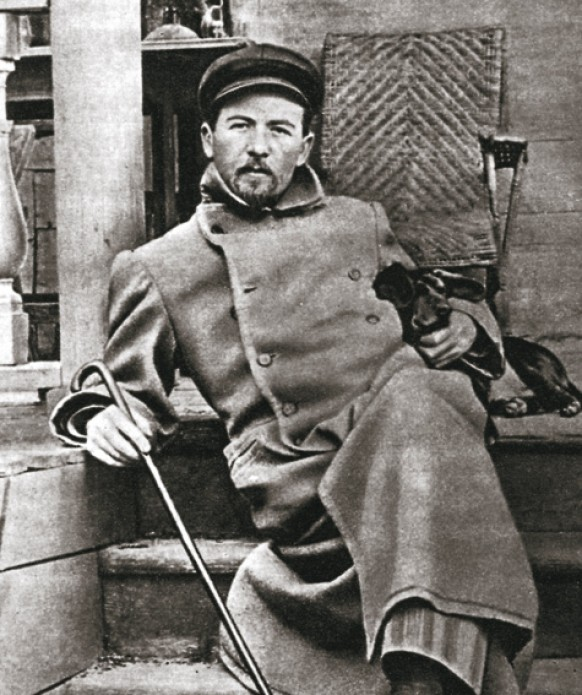 Антон Чехов с одной из своих такс. Источник: https://www.ohotniki.ru/fishing/article/2011/11/05/596270-ap-chehov-velikiy-pisatel-istrastnyiy-ryibolov.html