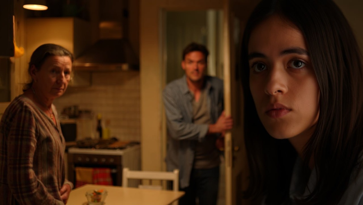 «Он верил матери. Пока случайный разговор не разрушил всё — и не показал, кто на самом деле ломал его жизнь.»