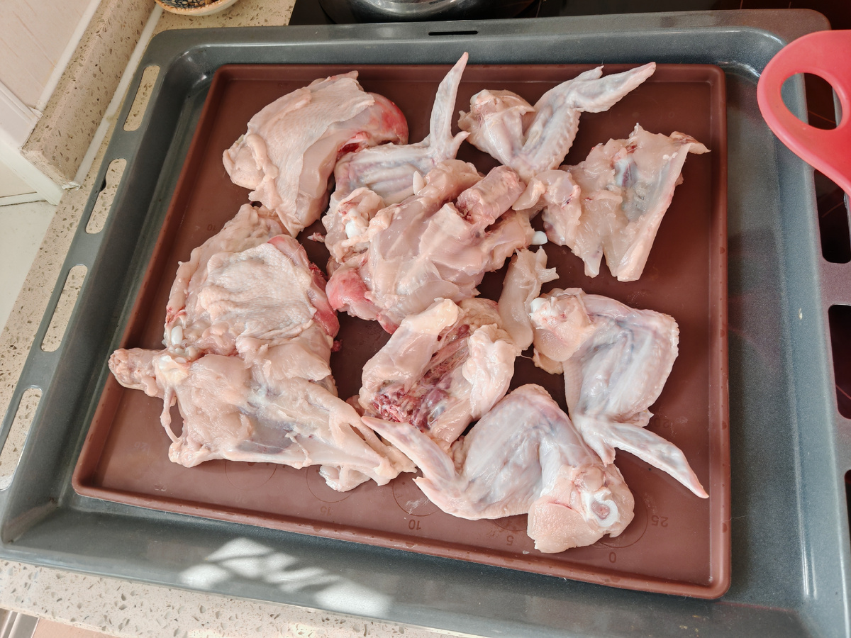 На бульон я беру спинки и крылышки
