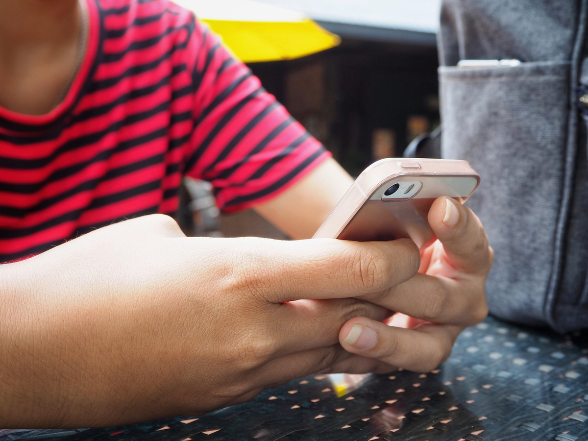 Подросток пользуется смартфоном. (123rf)