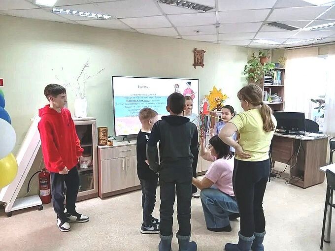 Дети играют в народную игру под руководством Шуйской Ольги Петровны