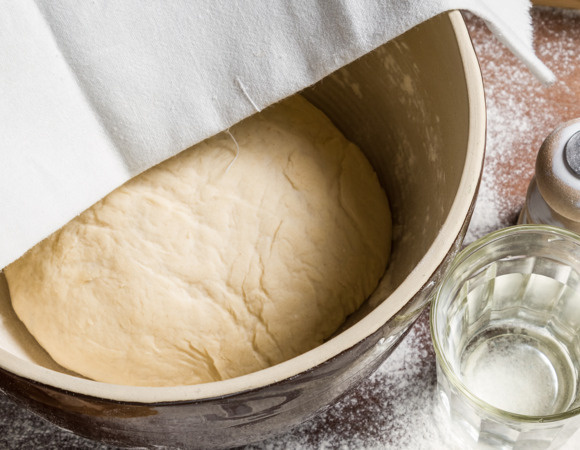 Пекла тесто всю жизнь по бабушкиному рецепту, а тут за 30 минут вышло "как пух": делюсь своими хитростями