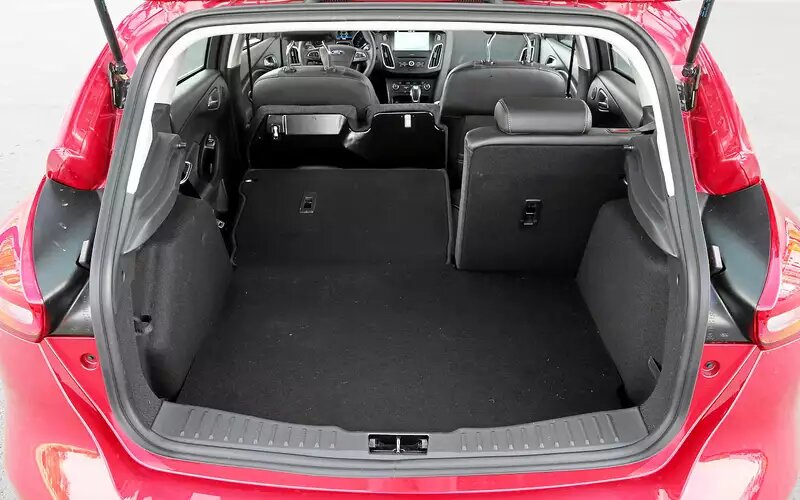 На фото багажник хетчбэка - производитель заявил всего 277 л грузового объема.📷
