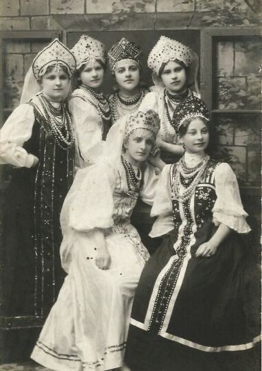 Как придумали «русский костюм»: от крестьянской одежды к национальному символу