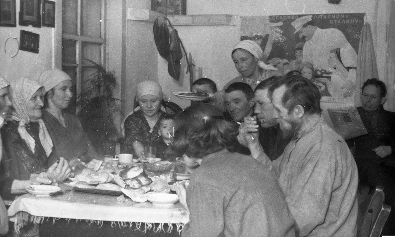 Фото из открытых источников. 1939 г. в доме колхозника Ермолаева в выходной день, Минусинский район