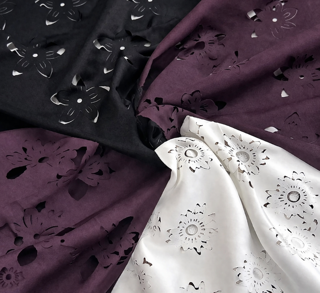 лепестки не лежат плоско, они чуть приподняты, за счёт этого появляется объём и ткань выглядит живой, а не «плоской».