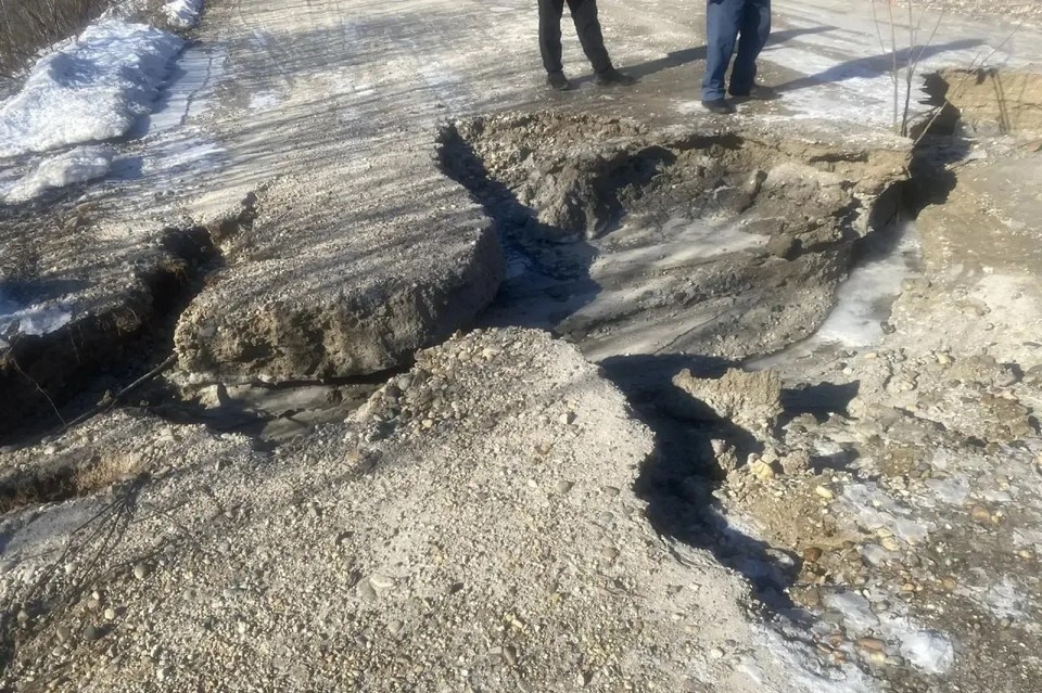    Вода промыла дорожное полотно. Фото: Амурский минтранс