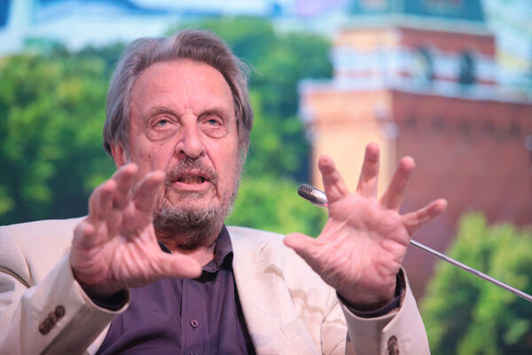 Отец Илона Маска Эррол Маск на «Форуме будущего 2050» в учебно-образовательном кластере «Ломоносов» в Москве / Артур Новосильцев/Агентство «Москва»   📷