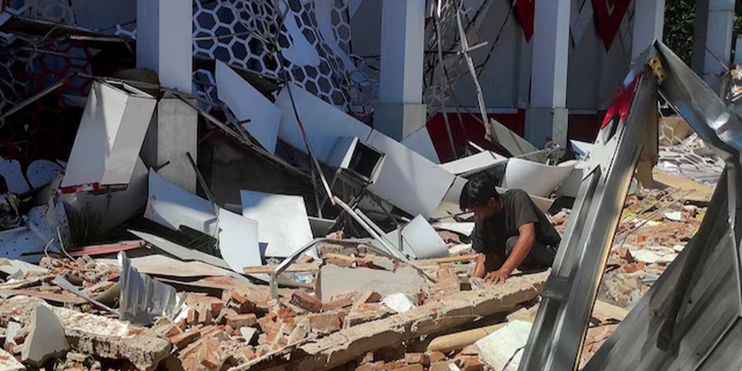 Индонезия под ударом стихии: после землетрясения на побережье пришло цунами