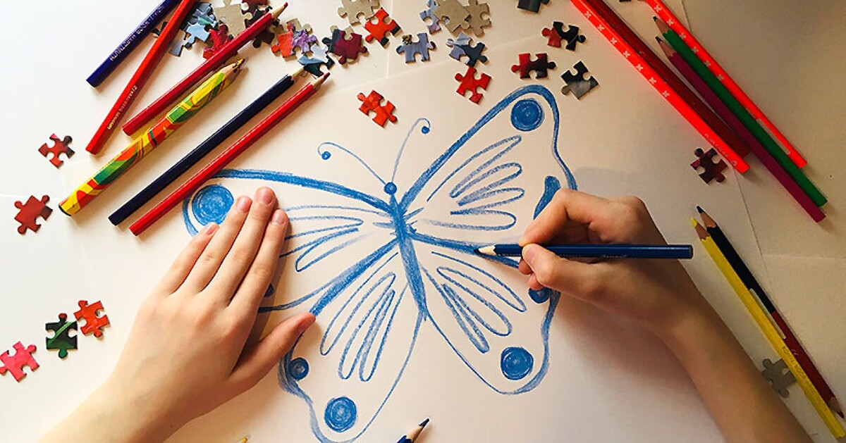 Бабочка и синий цвет — символы, которые ассоциируются с аутизмом. Бабочка — перемены и разнообразие. Синий цвет — спокойствие и поддержка.