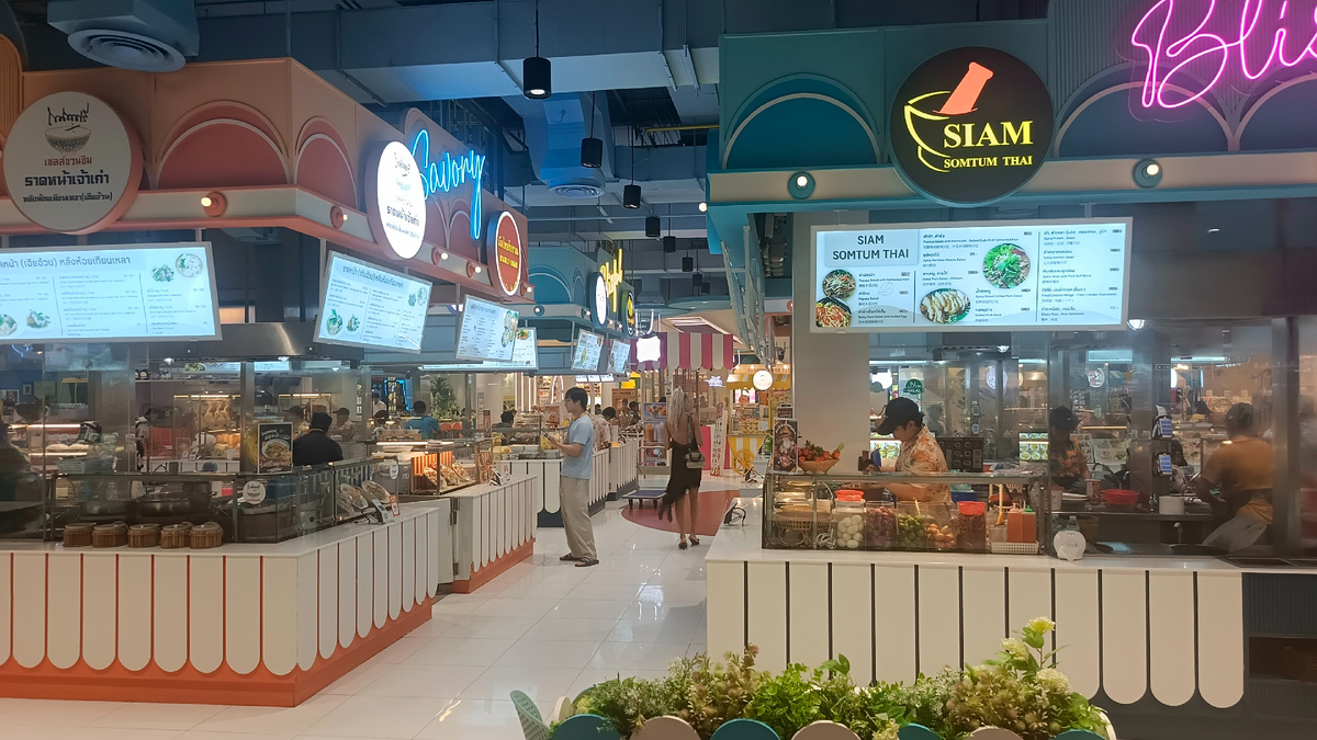 Постоянно действующий фудкорт на втором этаже в Робинсон