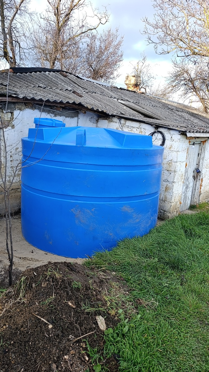 Емкость для водицы. Теперь трубу от скважины подать нужно.