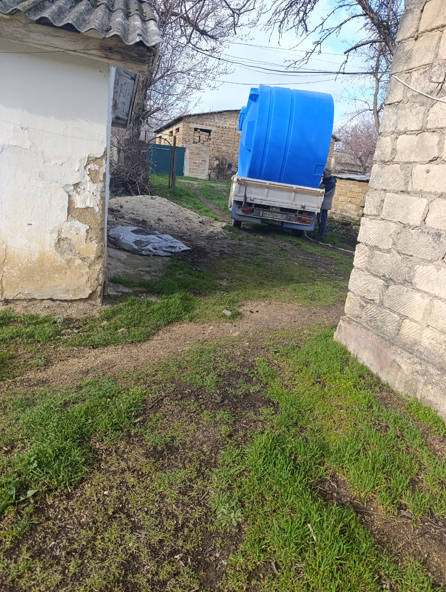 Бочка подана, осталось разгрузить. Водитель ловко с этим справился сам, опыт однако.