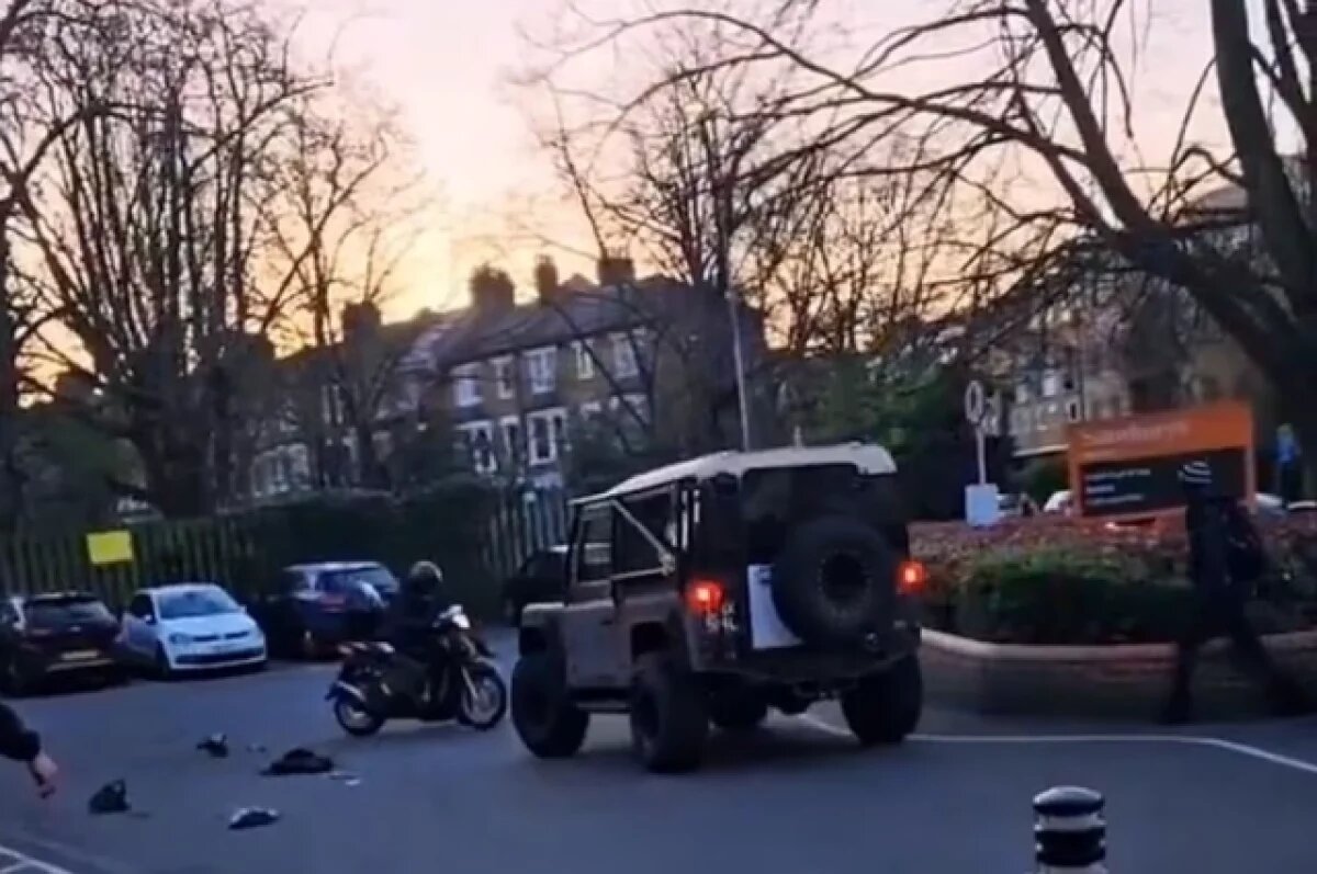    В Лондоне водитель внедорожника протаранил мотоциклиста с мачете