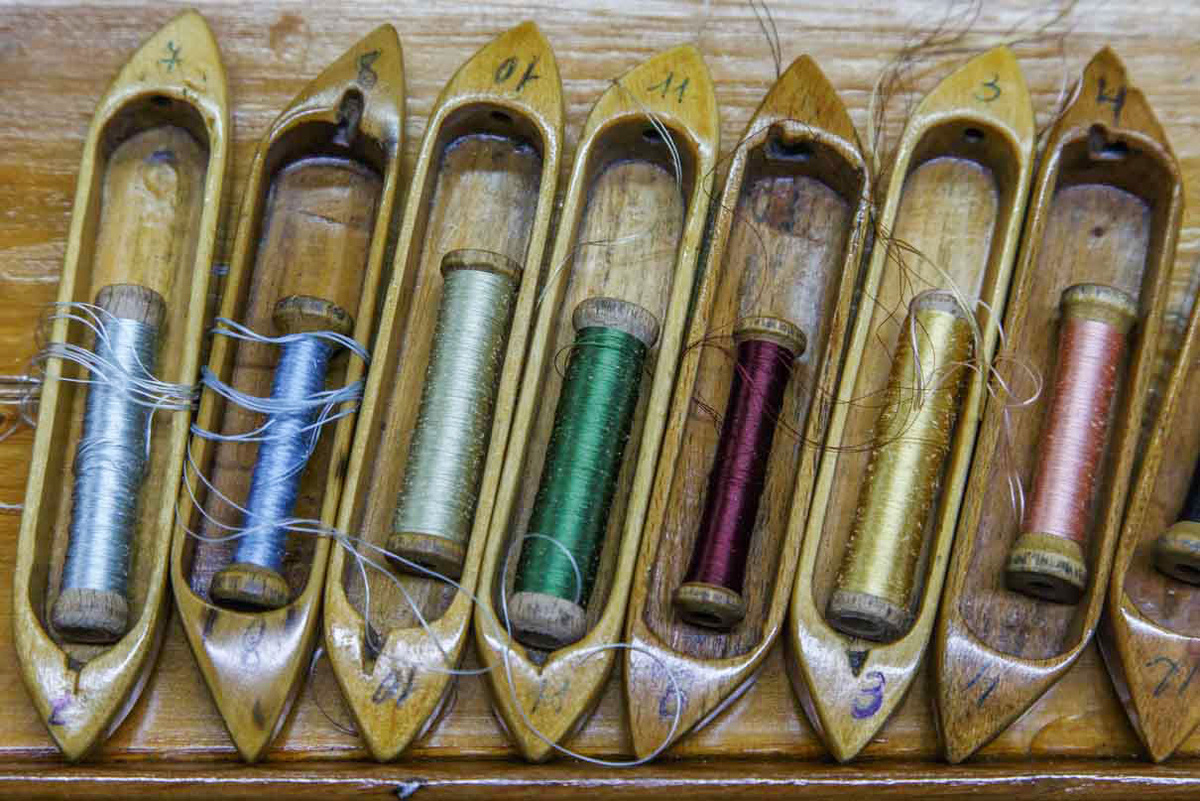 Челноки-лодочки от ткацких станков уже не служат по прямому назначению, но по-прежнему несут в себе яркие шелковые нити. Их получают из шелка-сырца, который поставляется в отдел ДПИ из Узбекистана и Китая