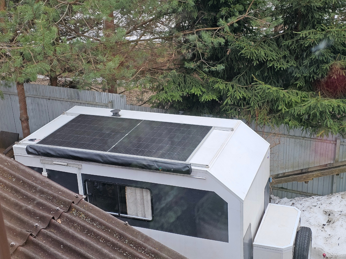 Солнечная панель на крыше нашего каравана.