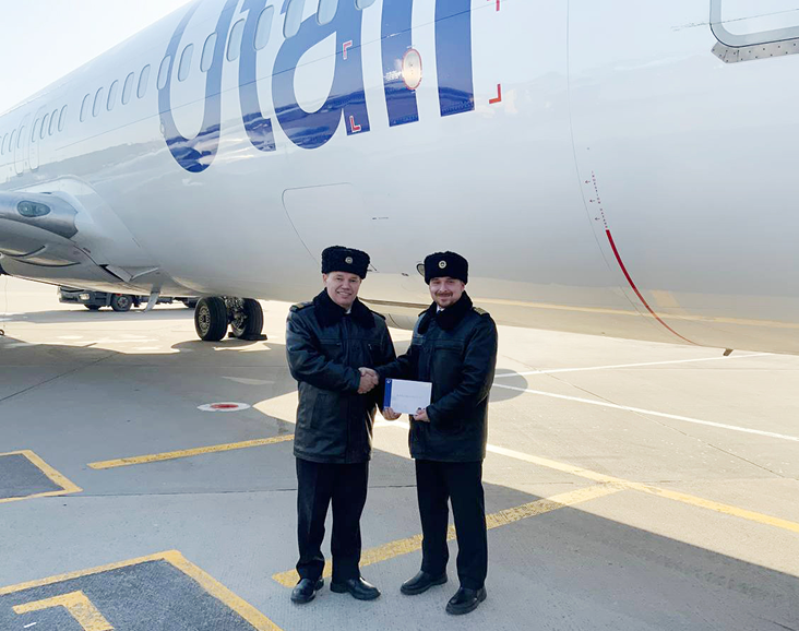 Эдуард Гладких, командир летного отряда № 9 и Дмитрий Фоменко, командир 
Boeing 737 авиаэскадрильи № 2 летного отряда № 9