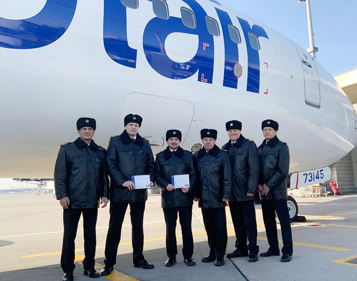 На фото слева направо: Алексей Трохан, инженер-методист по типу Boeing 737 группы ЛМО летного отряда № 9
Егор Куринский, командир Boeing 737 авиаэскадрильи № 2 летного отряда № 9
Дмитрий Фоменко, командир Boeing 737 авиаэскадрильи № 2 летного отряда № 9
Эдуард Гладких, командир летного отряда № 9
Юрий Василенко, командир авиаэскадрильи № 2 Boeing 737 летного отряда № 9
Михаил Караянов, командир авиаэскадрильи № 1 Boeing 737 летного отряда № 9