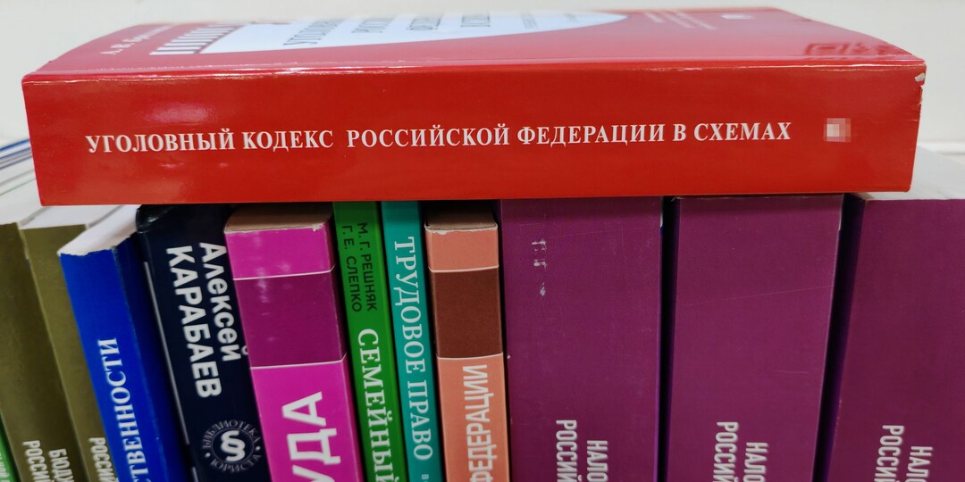 Бил руками и плетью: директора автоцентра из Белогорска осудили за похищение