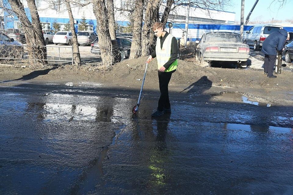    Обследование дорог Барнаула после зимы. Источник: barnaul.org