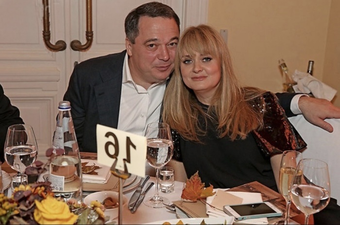 Он дарил ей старые книги вместо бриллиантов — а через 15 лет она ушла к другому. Чем закончился брак Анны Михалковой и Альберта Бакова