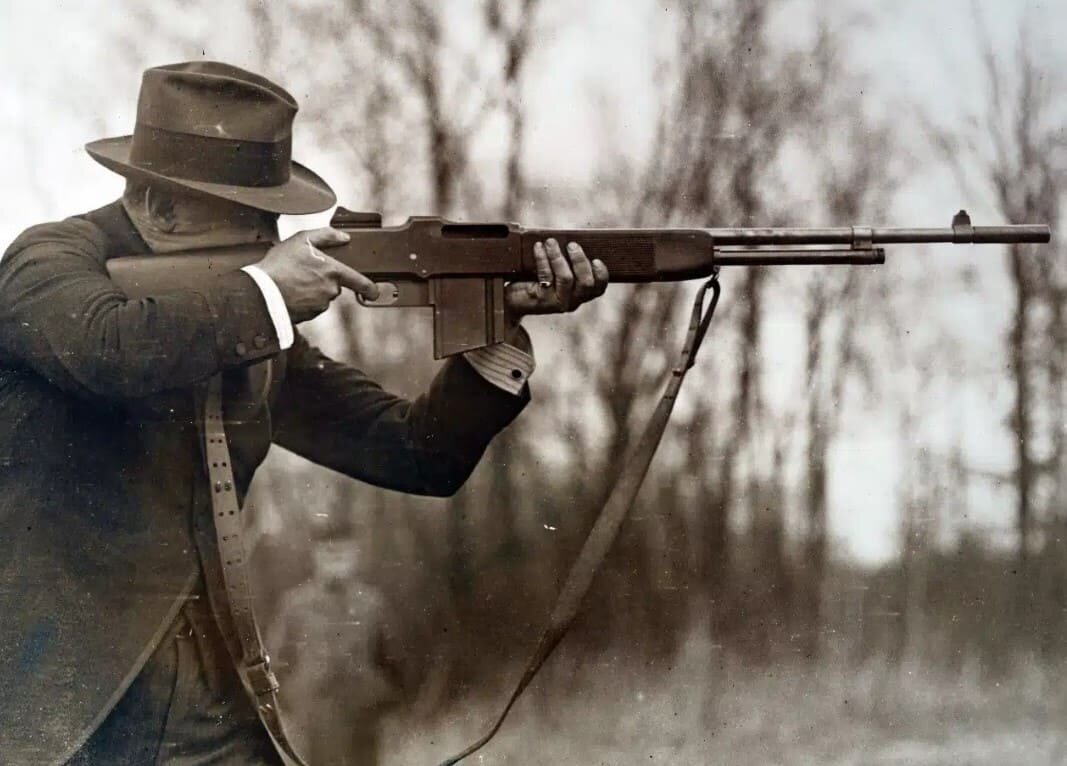 Джон Мозес Браунинг стреляет из BAR.